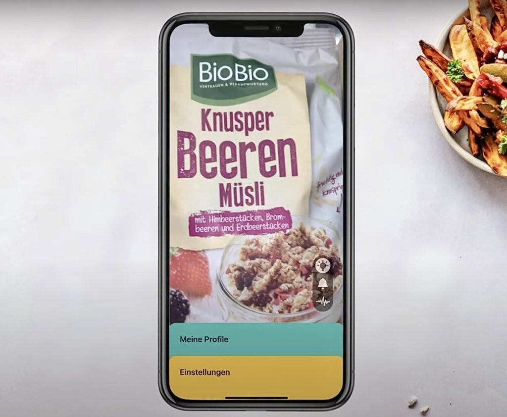 Ein Handy, das mithilfe der SonicView-App ein Müsli vollflächig scannt und Informationen bekommt.