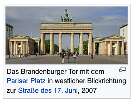 Ein Foto des Brandenburger Tors mit Bildbeschreibung, die sagt, dass das Foto von 2007 ist und man nach Westen auf das Tor blickt.